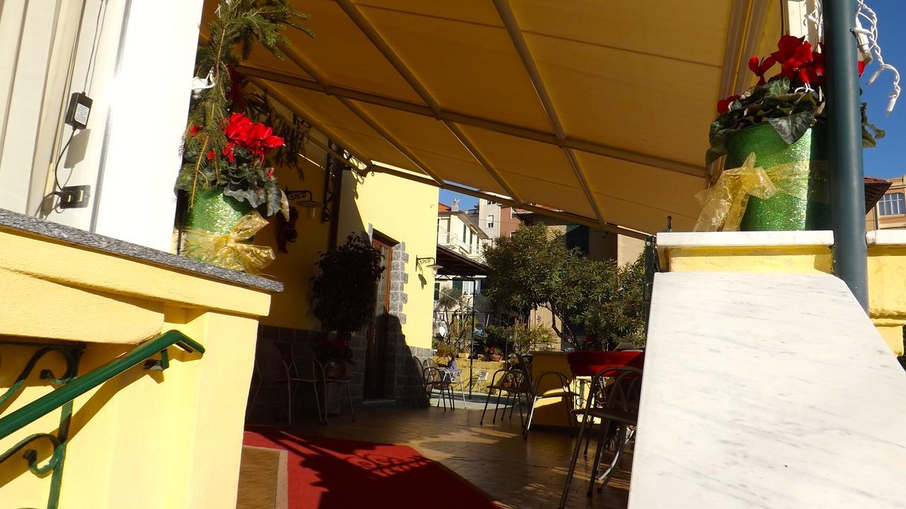 Hotel Azzurro Варацце Экстерьер фото